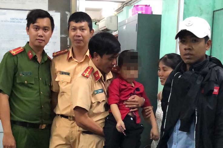 CSGT phát loa giúp người mẹ tìm con bị lạc trong đêm pháo hoa CSGT phát loa giúp người mẹ tìm con bị lạc trong đêm pháo hoa