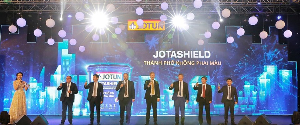 Đại diện Jotun cùng nhau nâng ly chúc mừng Jotashield Chống Phai Màu mới chính thức bước vào thị trường. Đại diện Jotun cùng nhau nâng ly chúc mừng Jotashield Chống Phai Màu mới chính thức bước vào thị trường.