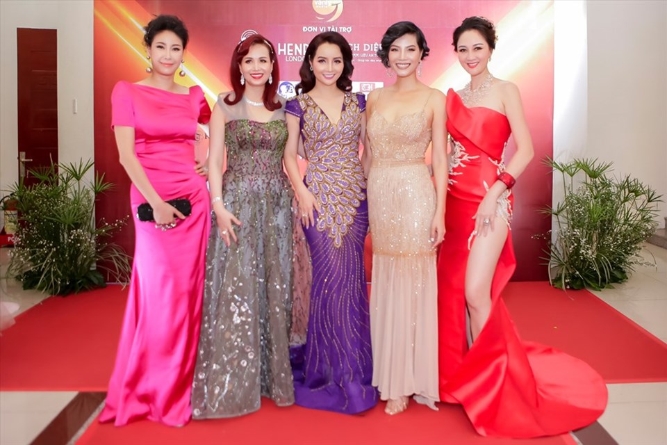 Dàn nghệ sỹ, hoa hậu đổ bộ thảm đỏ Gala "Phụ nữ quyền năng” Dàn nghệ sỹ, hoa hậu đổ bộ thảm đỏ Gala "Phụ nữ quyền năng”