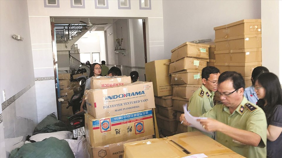 Lực lượng chức năng phát hiện và thu giữ hàng ngàn bao cao su giả. Ảnh: CTV Lực lượng chức năng phát hiện và thu giữ hàng ngàn bao cao su giả. Ảnh: CTV
