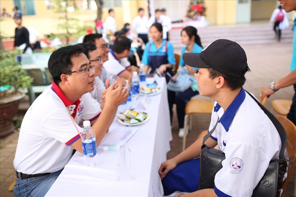 Học sinh THPT có rất nhiều thắc mắc xung quanh việc chọn trường, chọn nghề. Học sinh THPT có rất nhiều thắc mắc xung quanh việc chọn trường, chọn nghề.
