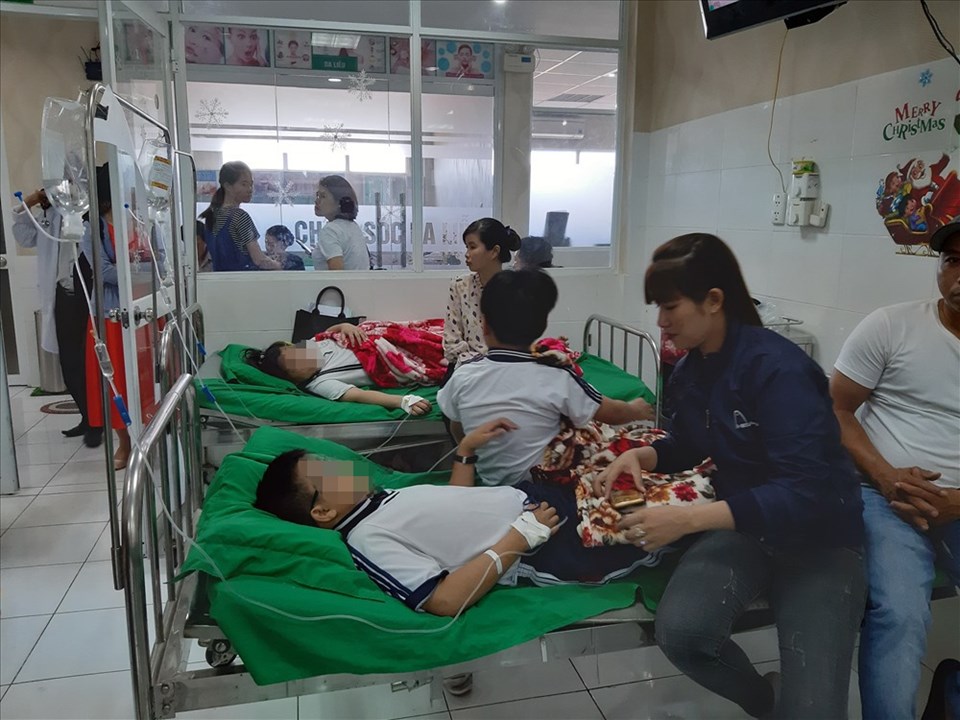 Đến 16h cùng ngày một số học sinh vẫn đang được theo dõi sức khỏe tại phòng khám. Đến 16h cùng ngày một số học sinh vẫn đang được theo dõi sức khỏe tại phòng khám.