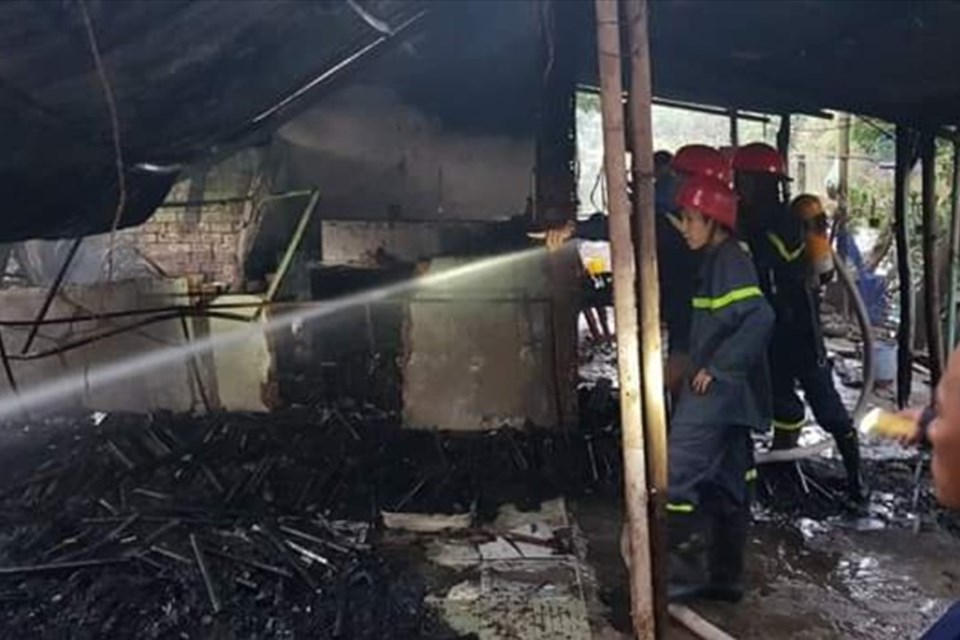 Cháy nhà phục vụ trong khu câu cá, người dân bị một trận thất kinh Cháy nhà phục vụ trong khu câu cá, người dân bị một trận thất kinh