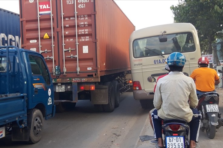 Ùn tắc kéo dài, xe container, ô tô chạy trên vỉa hè bít lối xe máy Ùn tắc kéo dài, xe container, ô tô chạy trên vỉa hè bít lối xe máy