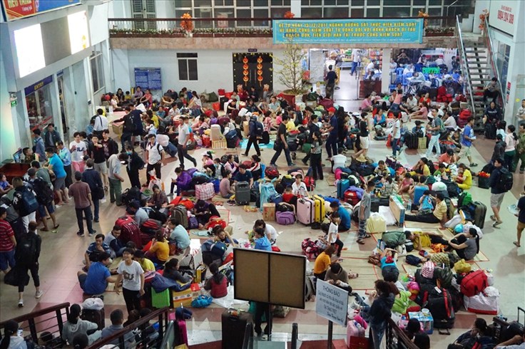 Nhiều đoàn tàu tiếp tục trễ giờ, khách tiếp tục vạ vật ở ga Sài Gòn Nhiều đoàn tàu tiếp tục trễ giờ, khách tiếp tục vạ vật ở ga Sài Gòn