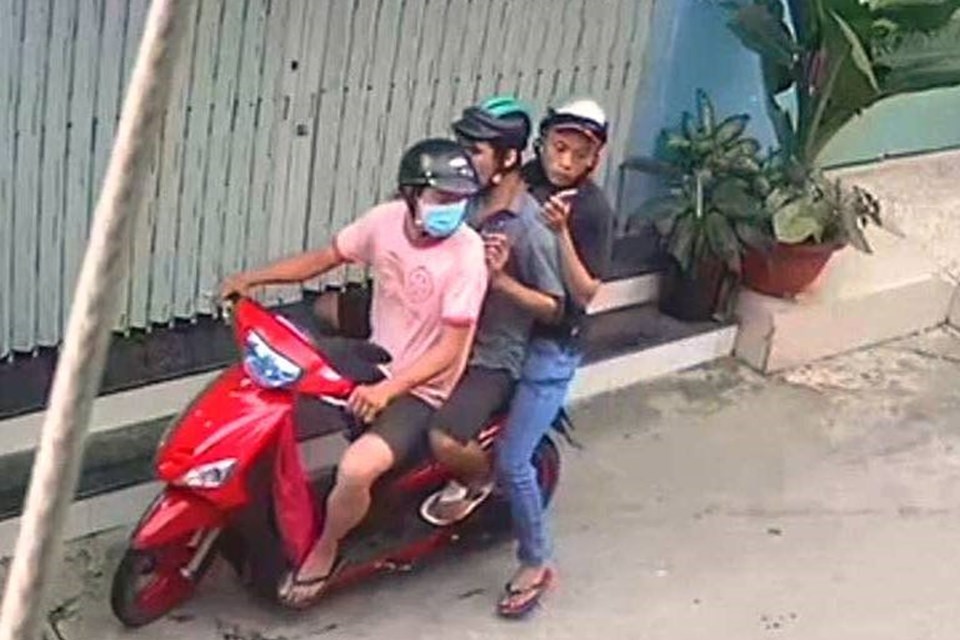 Bắt 3 tên cướp giật túi xách có chứa hồ sơ “giấy báo tử” Bắt 3 tên cướp giật túi xách có chứa hồ sơ “giấy báo tử”