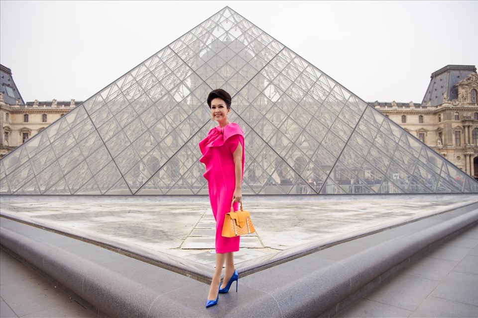 Nữ hoàng ảnh lịch Diễm My thần thái thu hút mọi ánh nhìn tại Paris Nữ hoàng ảnh lịch Diễm My thần thái thu hút mọi ánh nhìn tại Paris