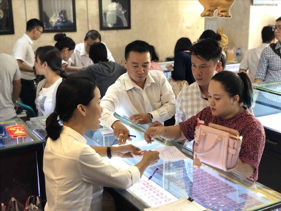 Người dân đổ xô đi mua vàng trong ngày vía Thần tài Người dân đổ xô đi mua vàng trong ngày vía Thần tài