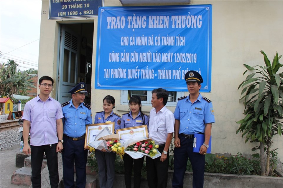 Khen thưởng hai nữ nhân viên dũng cảm Khen thưởng hai nữ nhân viên dũng cảm