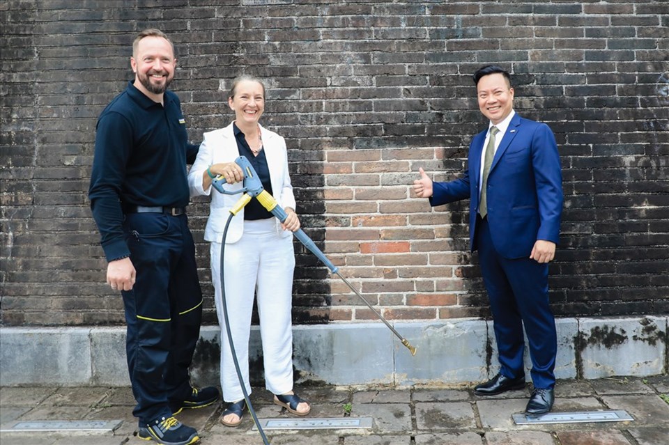 Một phần mảng tường vừa được Công ty Karcher Việt Nam làm sạch trong ngày 15.3 Một phần mảng tường vừa được Công ty Karcher Việt Nam làm sạch trong ngày 15.3