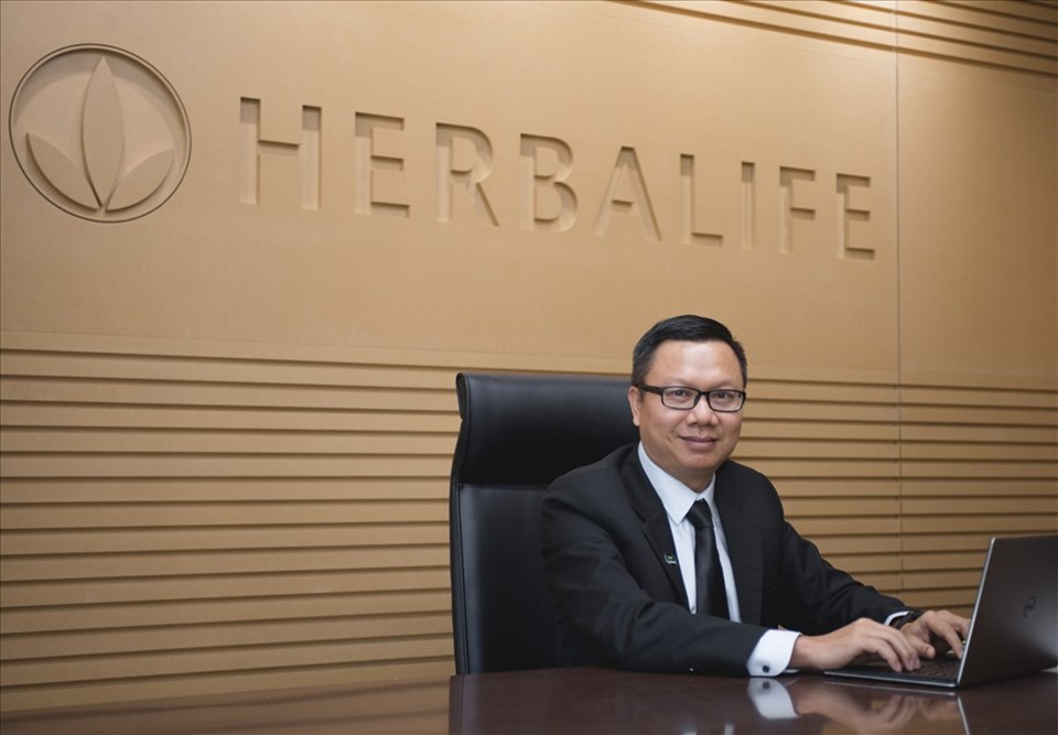 Ông Vũ Văn Thắng, Giám Đốc Cấp cao, Tổng Giám Đốc Herbalife Việt Nam và Campuchia. Ông Vũ Văn Thắng, Giám Đốc Cấp cao, Tổng Giám Đốc Herbalife Việt Nam và Campuchia.