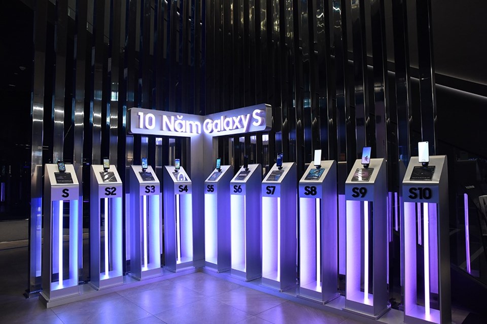 Không gian trưng bày 10 thế hệ smartphone Galaxy S của Samsung tại Showcase. Không gian trưng bày 10 thế hệ smartphone Galaxy S của Samsung tại Showcase.