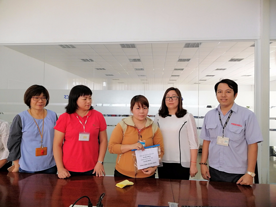 Đại diện CĐCS Công ty Freewell trao số tiền hỗ trợ cho CN Bùi Thị Trang. Ảnh: T.H Đại diện CĐCS Công ty Freewell trao số tiền hỗ trợ cho CN Bùi Thị Trang. Ảnh: T.H