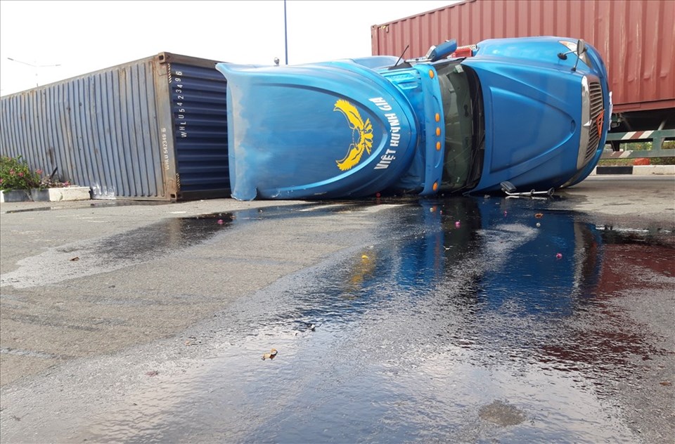 Xe container bất ngờ lật ngang đường. Xe container bất ngờ lật ngang đường.