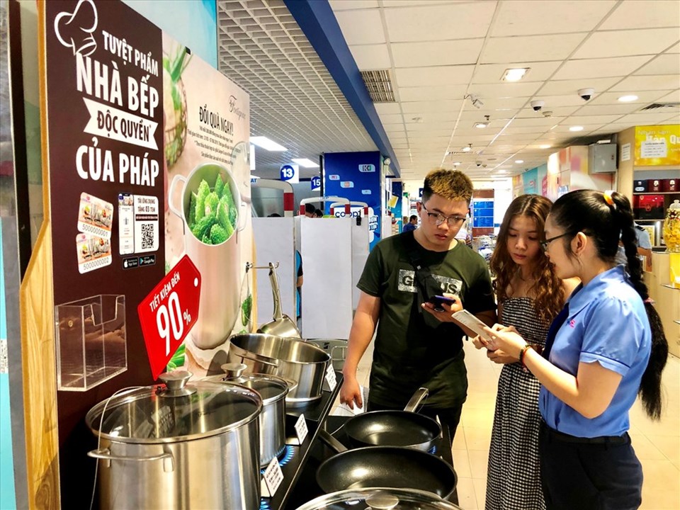 Khách hàng tìm hiểu thông tin về chương trình tích tem đổi quà lớn nhất trong năm tại Co.opmart Khách hàng tìm hiểu thông tin về chương trình tích tem đổi quà lớn nhất trong năm tại Co.opmart