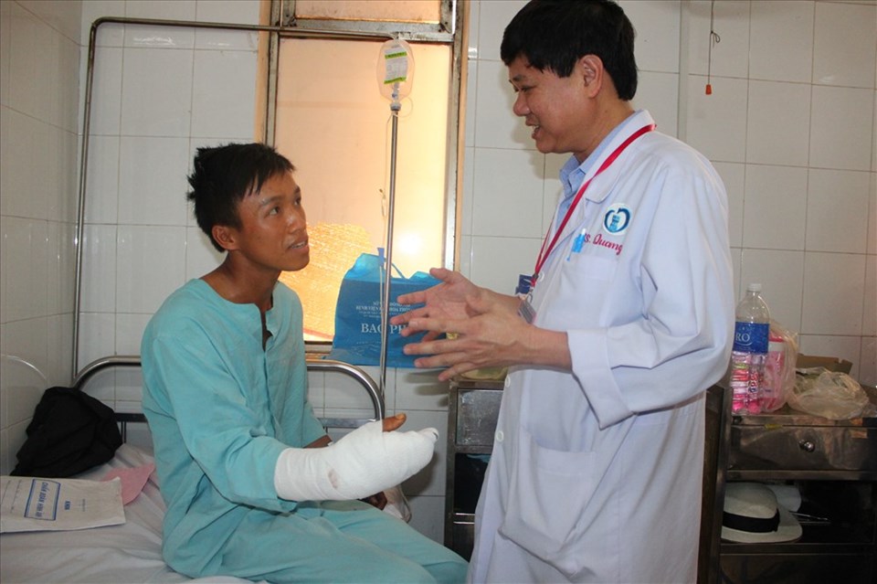 Bác sĩ thăm khám bệnh nhân sau khi phẫu thuật Bác sĩ thăm khám bệnh nhân sau khi phẫu thuật