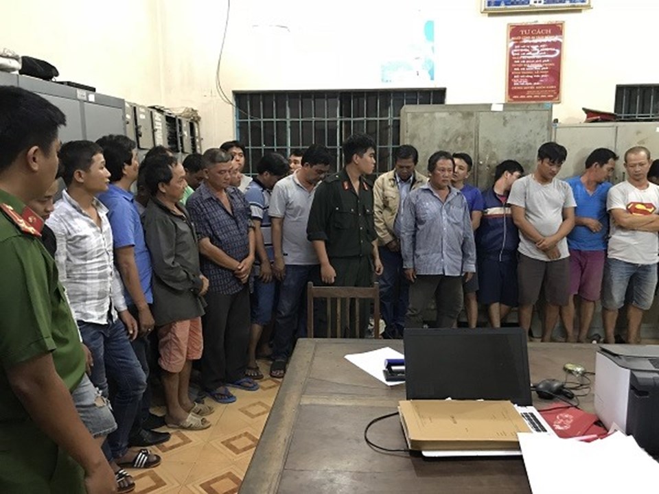 Các đối tượng được đưa về trụ sở công an để tiếp tục điều tra_Ảnh: CAĐN Các đối tượng được đưa về trụ sở công an để tiếp tục điều tra_Ảnh: CAĐN