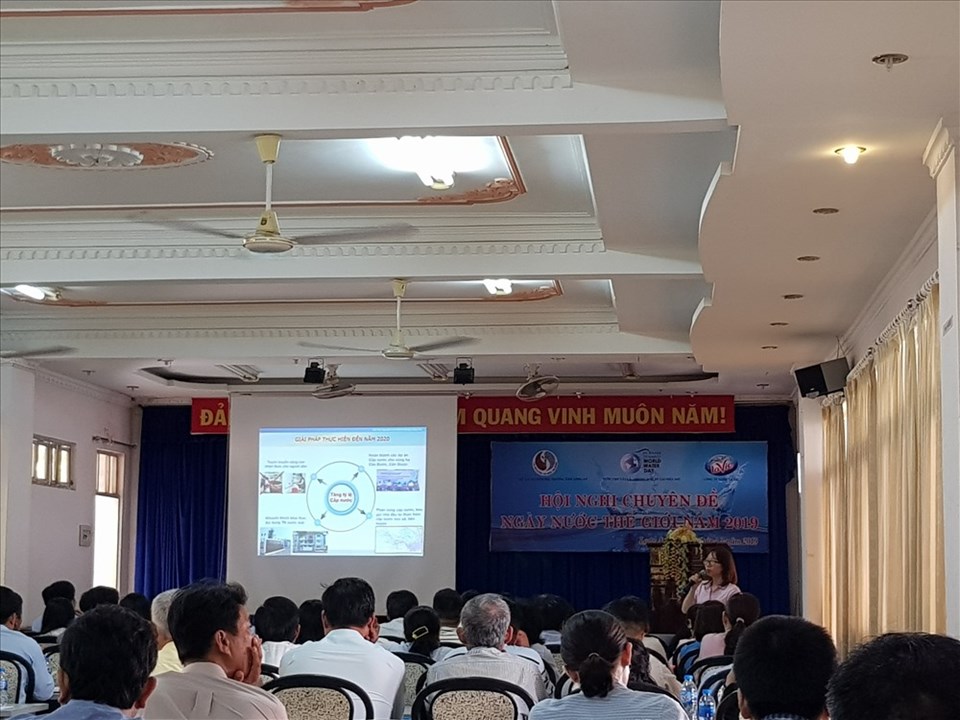 Đại diện Sở Tài nguyên & Môi trường Long An chia sẻ chuyên đề tại Hội nghị nhân dịp Ngày Nước Thế Giới 2019. Đại diện Sở Tài nguyên & Môi trường Long An chia sẻ chuyên đề tại Hội nghị nhân dịp Ngày Nước Thế Giới 2019.