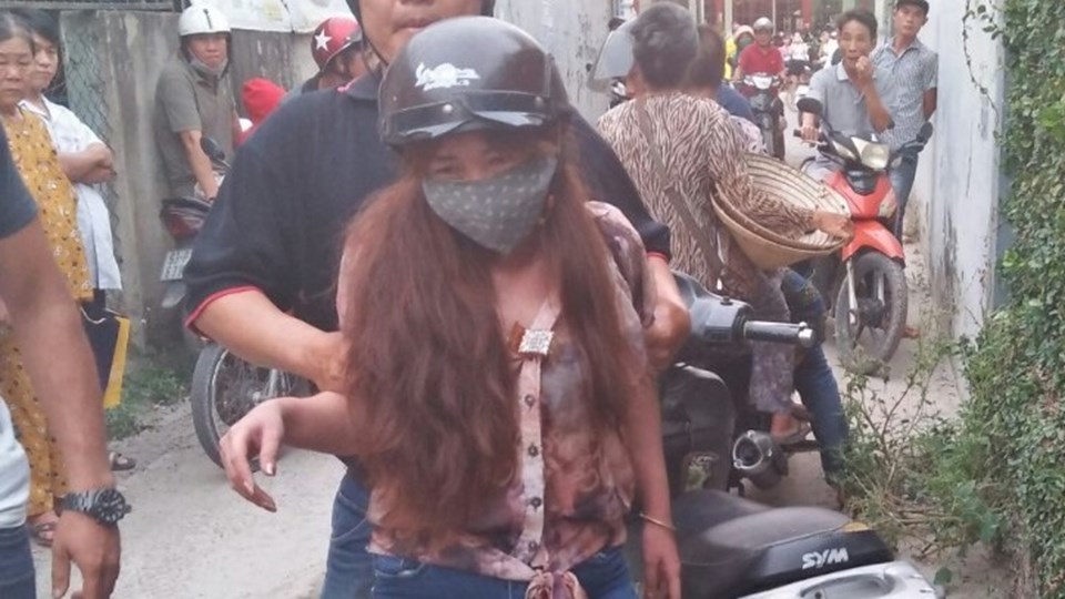Các "hiệp sĩ" đang mời người phụ nữ có hành vi đổi vé số trúng thưởng giả về trụ sở công an để làm rõ. Ảnh: HSBD Các "hiệp sĩ" đang mời người phụ nữ có hành vi đổi vé số trúng thưởng giả về trụ sở công an để làm rõ. Ảnh: HSBD
