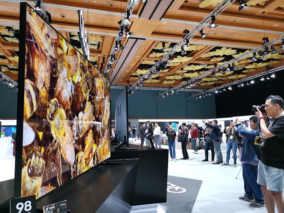 Chiếc TV QLED độ phân giải 8K lớn nhất thế giới trình làng tại Diễn đàn công nghệ SEAO 2019. Chiếc TV QLED độ phân giải 8K lớn nhất thế giới trình làng tại Diễn đàn công nghệ SEAO 2019.