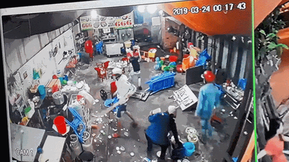 Nhóm 7 đối tượng mang hung khí xông vào đập phá quán ốc. Nhóm 7 đối tượng mang hung khí xông vào đập phá quán ốc.
