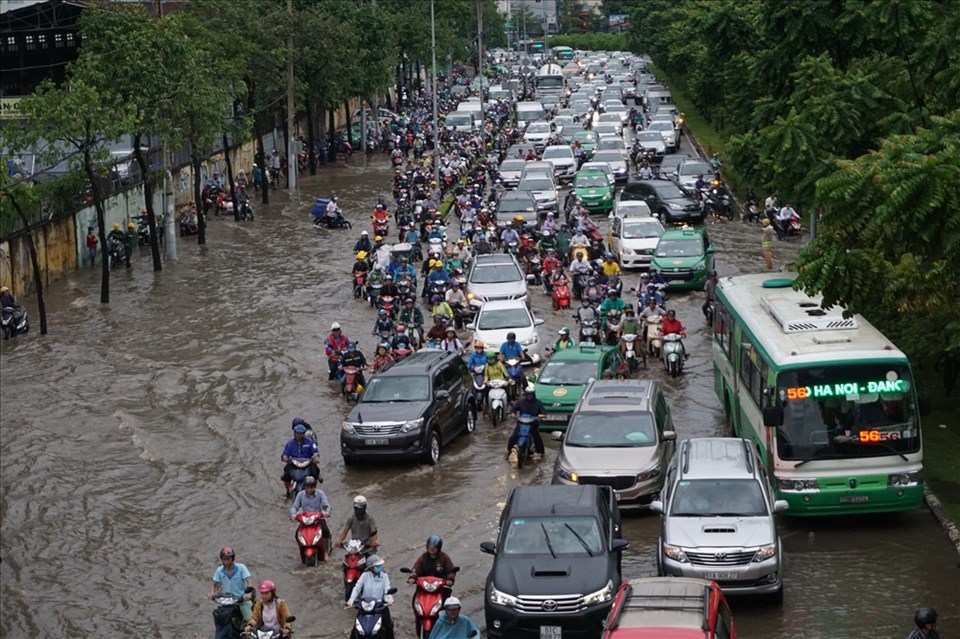 Ngập trên đường Nguyễn Hữu Cảnh (Q.Bình Thạnh, TPHCM) Ảnh: M.Q Ngập trên đường Nguyễn Hữu Cảnh (Q.Bình Thạnh, TPHCM) Ảnh: M.Q