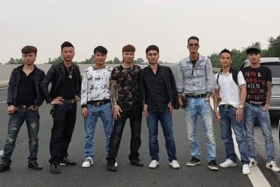 Một nhóm thanh niên dàn hàng ngang chụp hình trên cao tốc gây phản cảm Một nhóm thanh niên dàn hàng ngang chụp hình trên cao tốc gây phản cảm