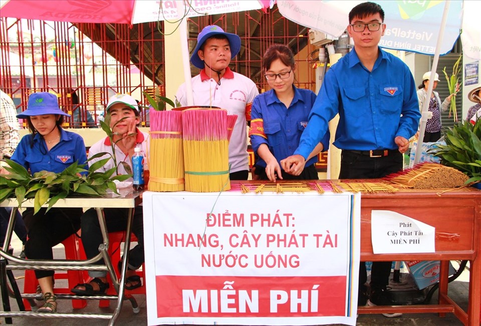 Nước uống, hương ... được phát miễn phí cho người dân đi lễ. Nước uống, hương ... được phát miễn phí cho người dân đi lễ.