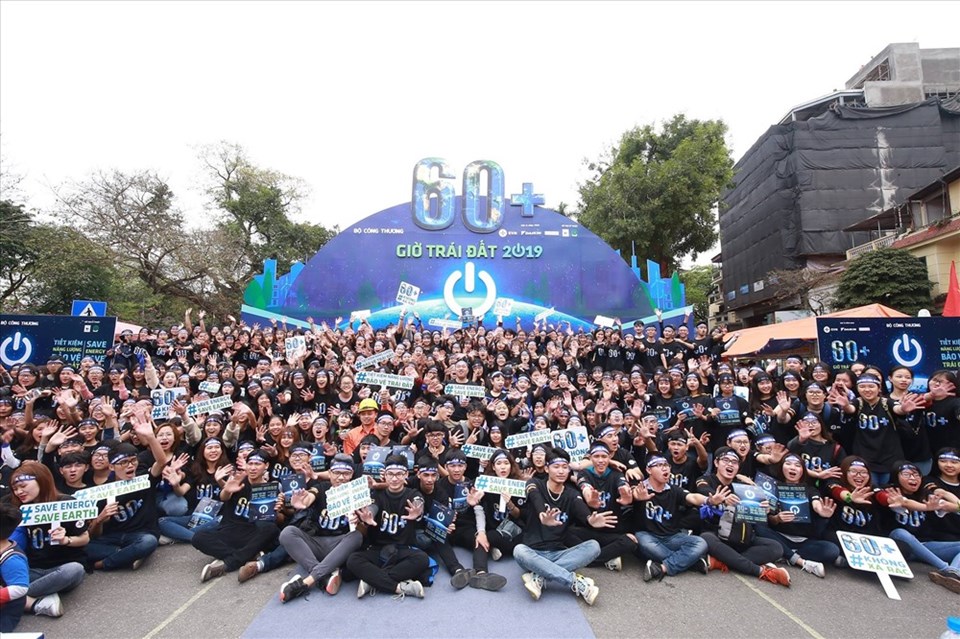 Chiến dịch Giờ Trái đất 2019 diễn ra tại Quảng trường Cách mạng Tháng Tám, Hà Nội thu hút hàng ngàn tình nguyện viên tham gia. Chiến dịch Giờ Trái đất 2019 diễn ra tại Quảng trường Cách mạng Tháng Tám, Hà Nội thu hút hàng ngàn tình nguyện viên tham gia.