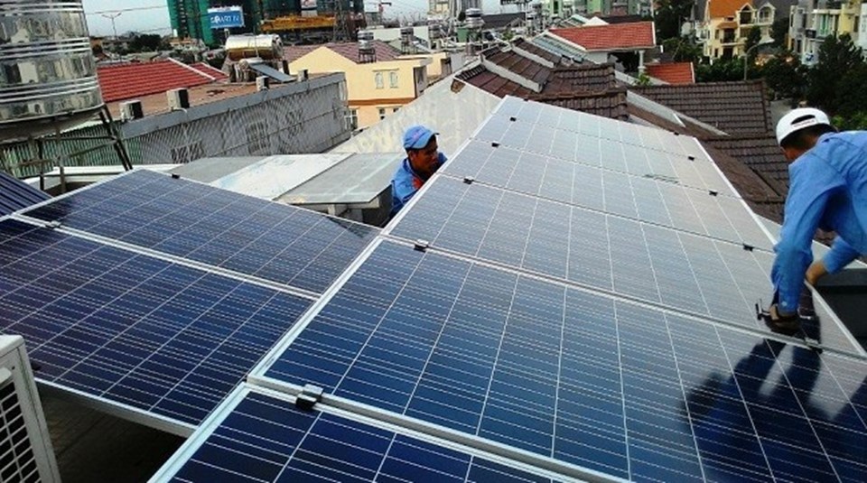 Ngành điện đã "tháo gỡ" việc mua bán điện mặt trời nên số hộ gia đình đăng ký tham gia sẽ tăng mạnh trong thời gian tới. Ngành điện đã "tháo gỡ" việc mua bán điện mặt trời nên số hộ gia đình đăng ký tham gia sẽ tăng mạnh trong thời gian tới.