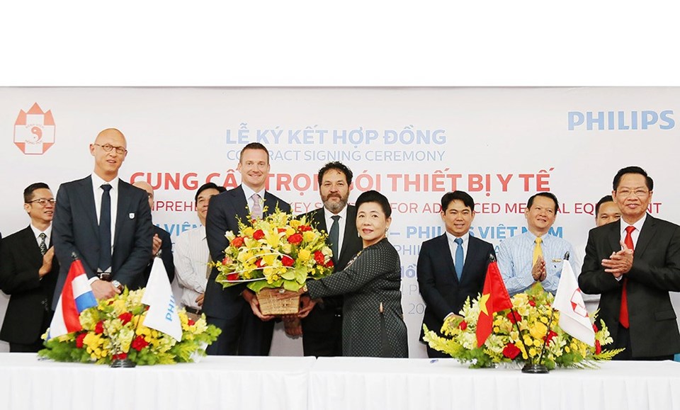 Bà Huỳnh Thị Kim Loan - Chủ tịch HĐQT Bệnh viện đa khoa Hồng Đức trao hoa cho ông Hugo Jan Luik - Tổng giám đốc Philips Việt Nam. Bà Huỳnh Thị Kim Loan - Chủ tịch HĐQT Bệnh viện đa khoa Hồng Đức trao hoa cho ông Hugo Jan Luik - Tổng giám đốc Philips Việt Nam.