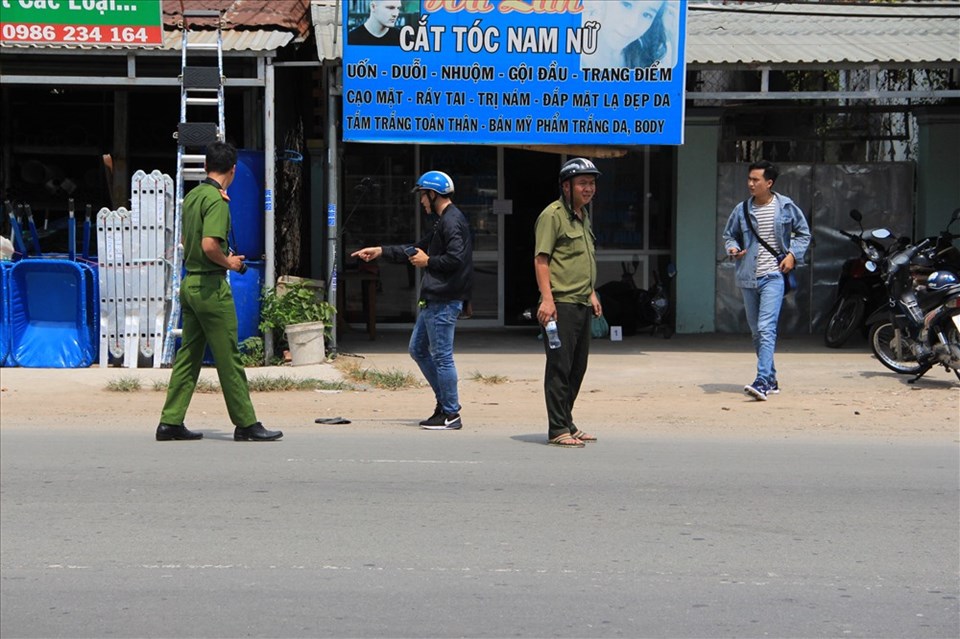 Công an thực hiện khám nghiệm hiện trường điều tra vụ cướp tài sản. Công an thực hiện khám nghiệm hiện trường điều tra vụ cướp tài sản.