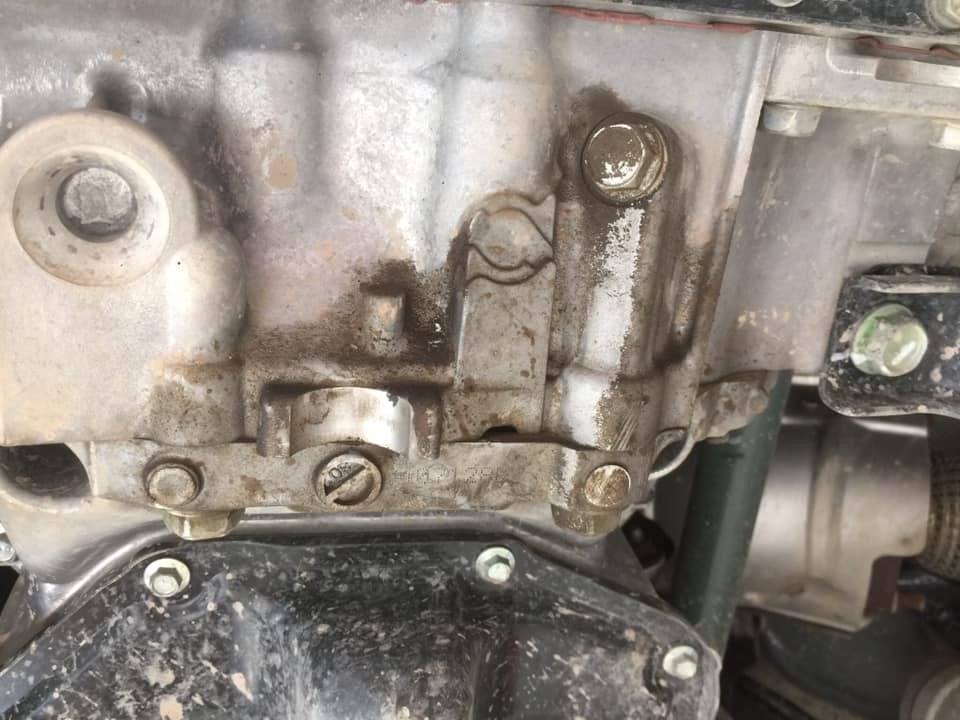 Chỉ khi "chui gầm" các chủ xe mới phát hiện xe mình bị rỉ dầu Chỉ khi "chui gầm" các chủ xe mới phát hiện xe mình bị rỉ dầu