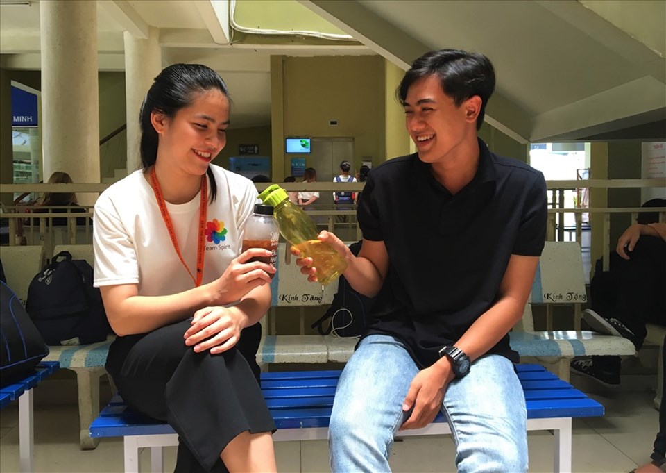 Bạn Nguyễn Thị Quỳnh Lê và bạn Phạm Ngọc Lễ - sinh viên năm 2 Trường ĐH Mở TPHCM đều dùng bình nước cá nhân thay cho chai nhựa, ly nhựa từ hai năm nay. Ảnh: Anh Nhàn Bạn Nguyễn Thị Quỳnh Lê và bạn Phạm Ngọc Lễ - sinh viên năm 2 Trường ĐH Mở TPHCM đều dùng bình nước cá nhân thay cho chai nhựa, ly nhựa từ hai năm nay. Ảnh: Anh Nhàn