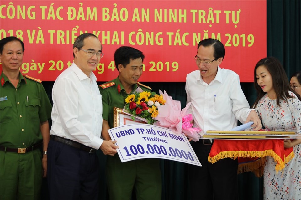 Bí thư Nguyễn Thiện Nhân khen thưởng các lực lượng phá án hơn 1.tấn ma túy. Bí thư Nguyễn Thiện Nhân khen thưởng các lực lượng phá án hơn 1.tấn ma túy.