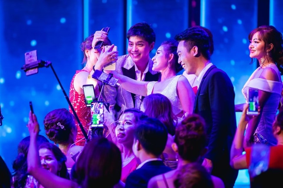 Noo Phước Thịnh trong vòng vây người hâm mộ. Noo Phước Thịnh trong vòng vây người hâm mộ.