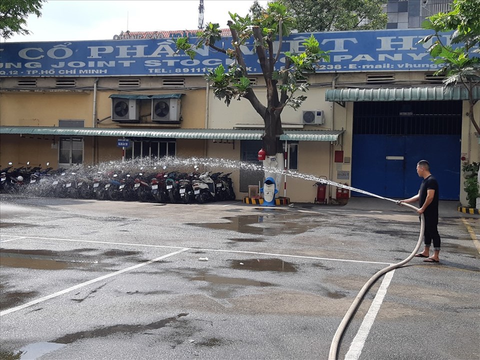 CN Công ty Cổ phần Việt Hưng phun nước ra sân để làm giảm nhiệt độ trong những ngày nắng nóng. CN Công ty Cổ phần Việt Hưng phun nước ra sân để làm giảm nhiệt độ trong những ngày nắng nóng.