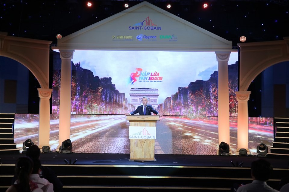 Ông Javier Gimeno - Phó Chủ tịch Cấp cao Tập đoàn Saint-Gobain, Tổng Giám Đốc khu vực Châu Á - Thái Bình Dương chia sẻ thông tin tại sự kiện Ông Javier Gimeno - Phó Chủ tịch Cấp cao Tập đoàn Saint-Gobain, Tổng Giám Đốc khu vực Châu Á - Thái Bình Dương chia sẻ thông tin tại sự kiện