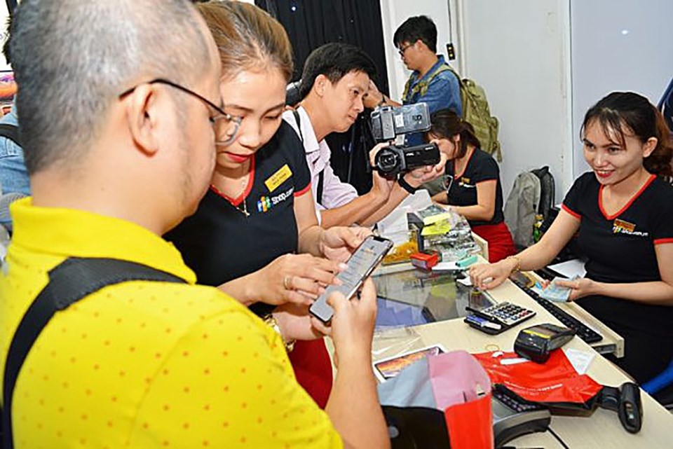 iPhone sau hơn 3 tháng ra mắt tại Việt Nam, các chuỗi bán lẻ lớn nối tiếp nhau giảm giá (ảnh: mediaonlinevn). iPhone sau hơn 3 tháng ra mắt tại Việt Nam, các chuỗi bán lẻ lớn nối tiếp nhau giảm giá (ảnh: mediaonlinevn).