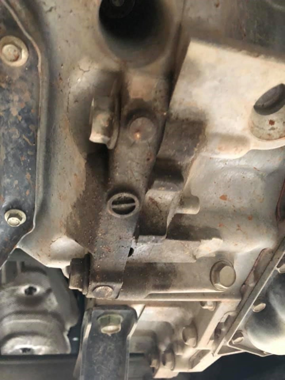 Rất nhiều xe Xtrail bị chảy dầu Rất nhiều xe Xtrail bị chảy dầu