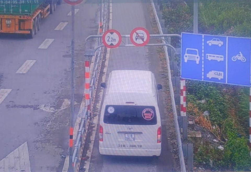 Ô tô vi phạm chạy vào làn xe mày trên cao tốc TPHCM- Long Thành- Dầu Giây. Ảnh: Sở GTVT TPHCM Ô tô vi phạm chạy vào làn xe mày trên cao tốc TPHCM- Long Thành- Dầu Giây. Ảnh: Sở GTVT TPHCM