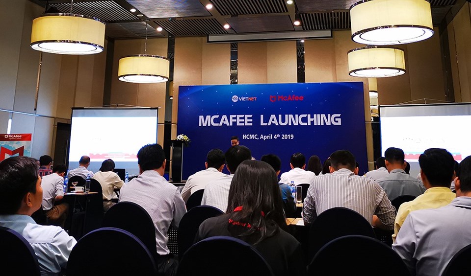 Chuyên gia Tạ Đình Đức đến từ McAfee nói về ứng dụng trí tuệ nhân tạo (A.I) vào các giải pháp bảo mật (ảnh:PK). Chuyên gia Tạ Đình Đức đến từ McAfee nói về ứng dụng trí tuệ nhân tạo (A.I) vào các giải pháp bảo mật (ảnh:PK).