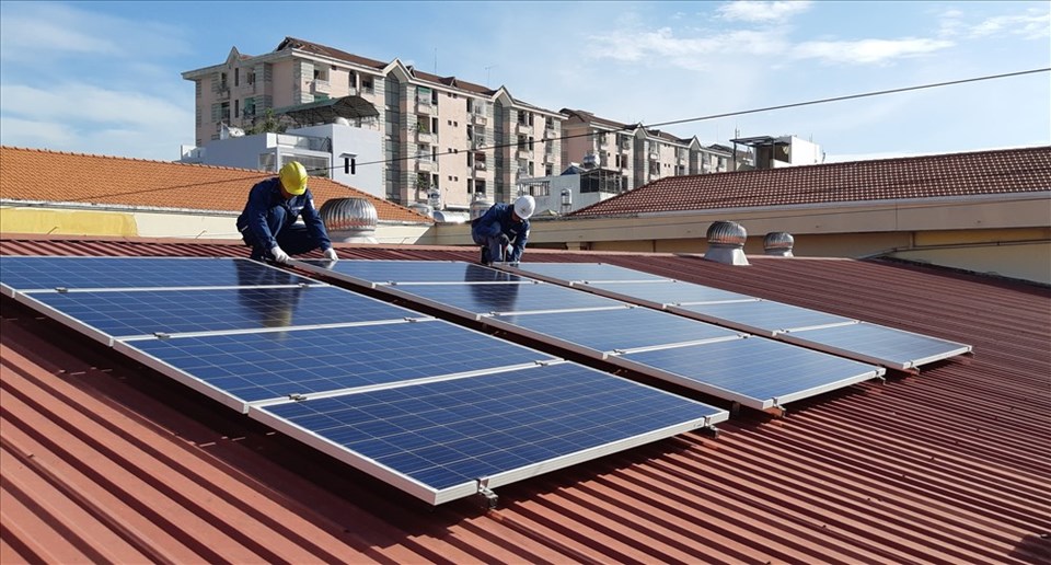 Nhân viên của EVNHCMC lắp đặt hệ thống điện mặt trời áp mái tại quận 6, TPHCM. Ảnh Nam Dương Nhân viên của EVNHCMC lắp đặt hệ thống điện mặt trời áp mái tại quận 6, TPHCM. Ảnh Nam Dương