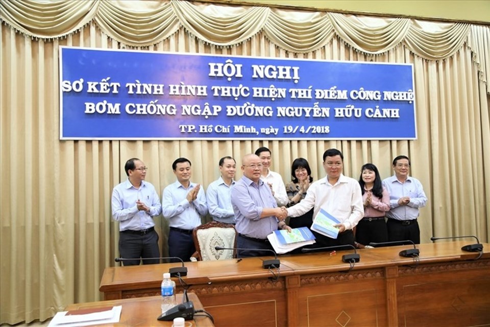 Gần 1 năm sau khi hợp đồng chính thức được ký, giá thuê dịch vụ chống ngập giữa TPHCM và Cty Quang Trung mới được chốt giá chính thức. Ảnh: Tư liệu/Trường Sơn Gần 1 năm sau khi hợp đồng chính thức được ký, giá thuê dịch vụ chống ngập giữa TPHCM và Cty Quang Trung mới được chốt giá chính thức. Ảnh: Tư liệu/Trường Sơn