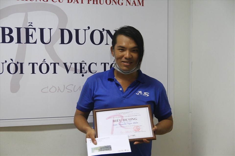 Anh Hiền được đại diện chung cư biểu dương hành động đẹp. Anh Hiền được đại diện chung cư biểu dương hành động đẹp.