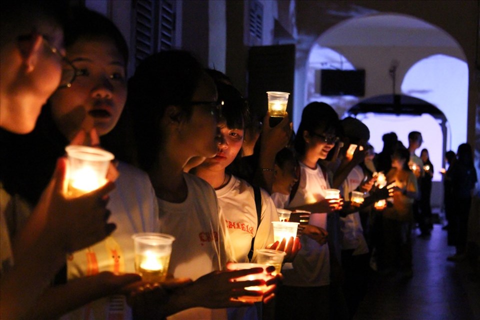 Lễ ra trường trong ánh nến của học sinh trường chuyên Lê Hồng Phong Lễ ra trường trong ánh nến của học sinh trường chuyên Lê Hồng Phong
