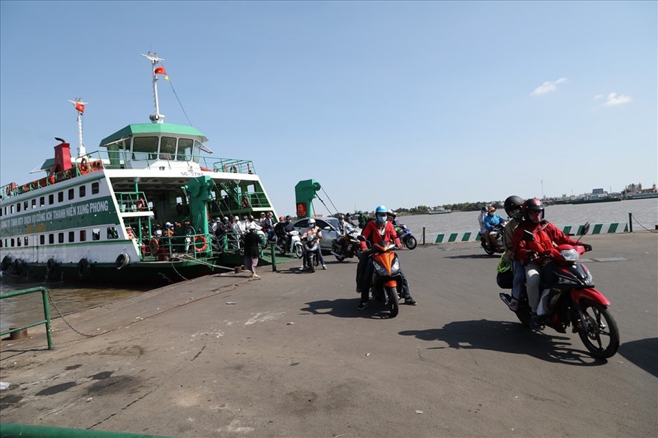Hành khách qua phà Cát Lái (quận 2, TPHCM). Ảnh: Trường Sơn Hành khách qua phà Cát Lái (quận 2, TPHCM). Ảnh: Trường Sơn