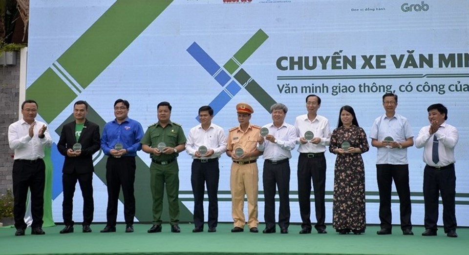 Ban tổ chức tặng kỷ niệm chương cho các đơn vị đồng hành "Chuyến xe văn minh". Ban tổ chức tặng kỷ niệm chương cho các đơn vị đồng hành "Chuyến xe văn minh".