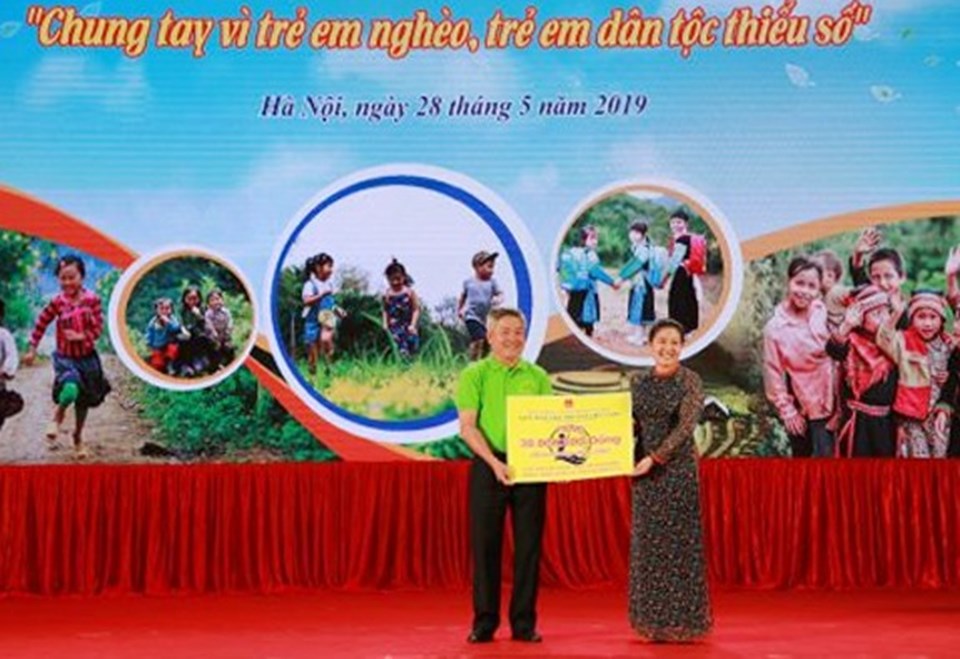 Thứ trưởng Bộ LĐTBXH Nguyễn Thị Hà trao quà cho đại diện Quỹ Trẻ em Hà Nội nhận. Thứ trưởng Bộ LĐTBXH Nguyễn Thị Hà trao quà cho đại diện Quỹ Trẻ em Hà Nội nhận.