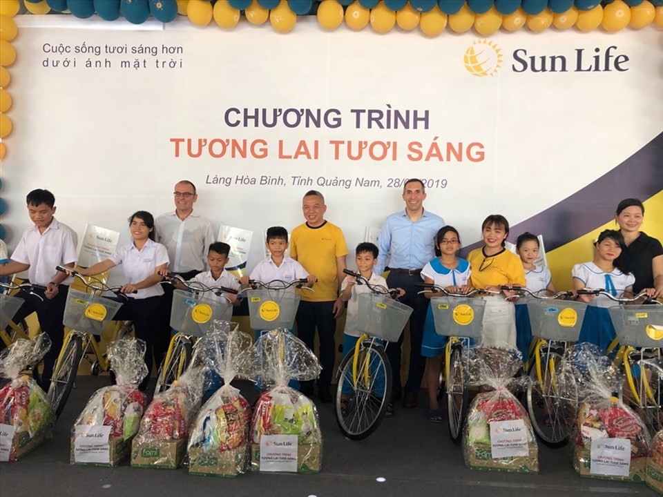Đại diện Sun Life trao tặng xe đạp, quà tặng cho con em đang được nuôi dưỡng tại Làng Hòa Bình, Quảng Nam. Đại diện Sun Life trao tặng xe đạp, quà tặng cho con em đang được nuôi dưỡng tại Làng Hòa Bình, Quảng Nam.